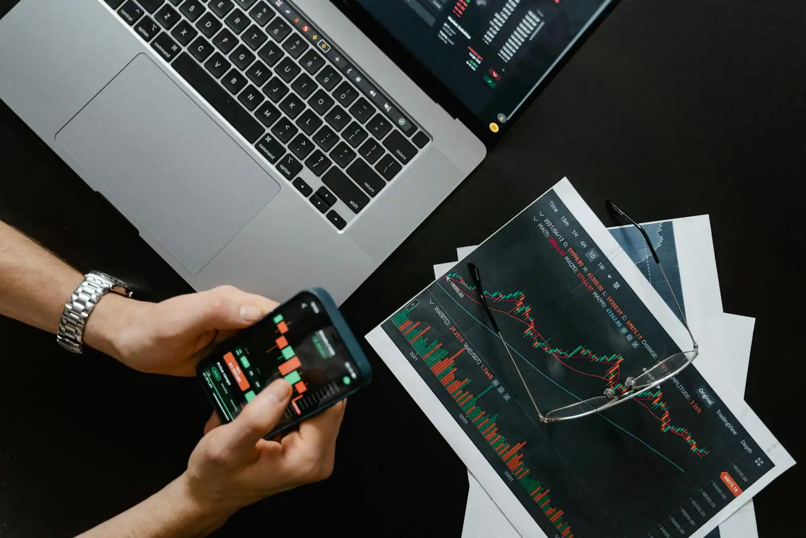 Écran d'ordinateur affichant des cours de bourse et un carnet d'ordres lors de l'achat d'actions en ligne