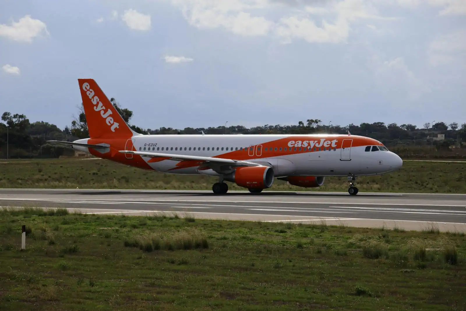 Vue d'un aéroport européen avec un Airbus A320 prêt au décollage, lumière du matin