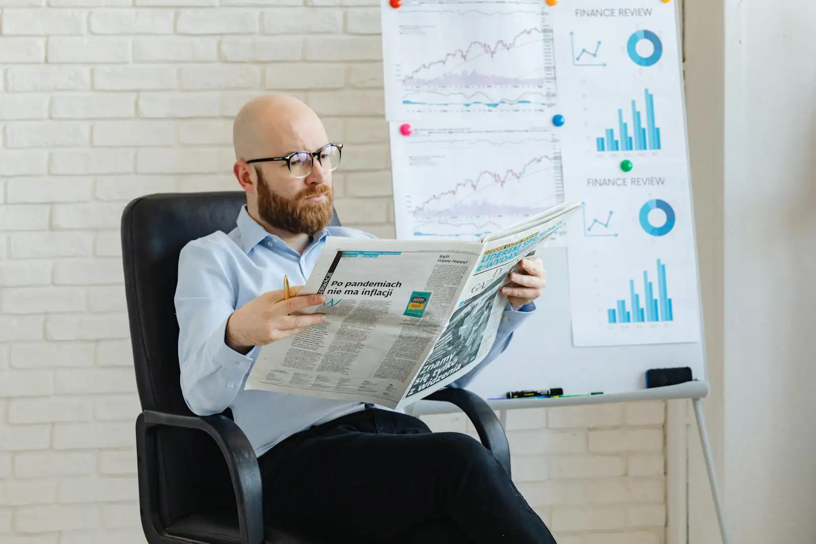 Personne consultant l'actualité économique sur un écran, illustrant la veille business en Tunisie
