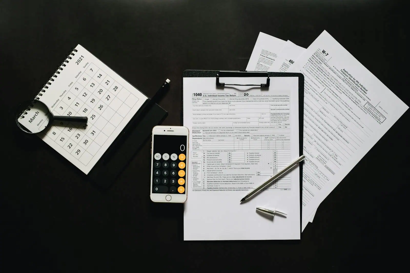Bureau d'un contribuable préparant sa déclaration avec ordinateur, calculatrice et documents fiscaux