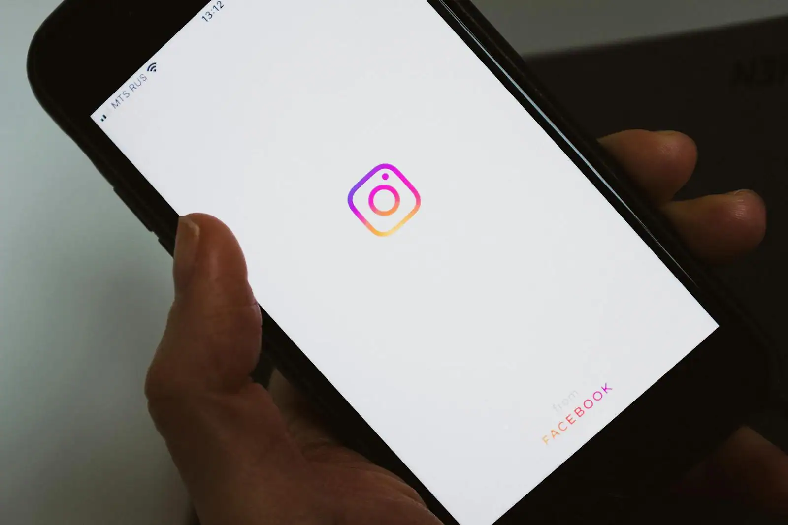 Smartphone affichant une diffusion live TikTok avec icônes de gifts colorées au-dessus de l'écran