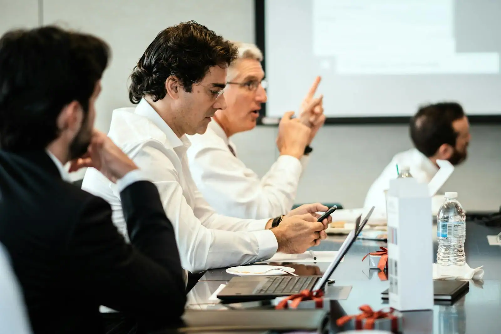 Réunion d'une équipe de communication d'entreprise échangeant autour d'une table de conférence
