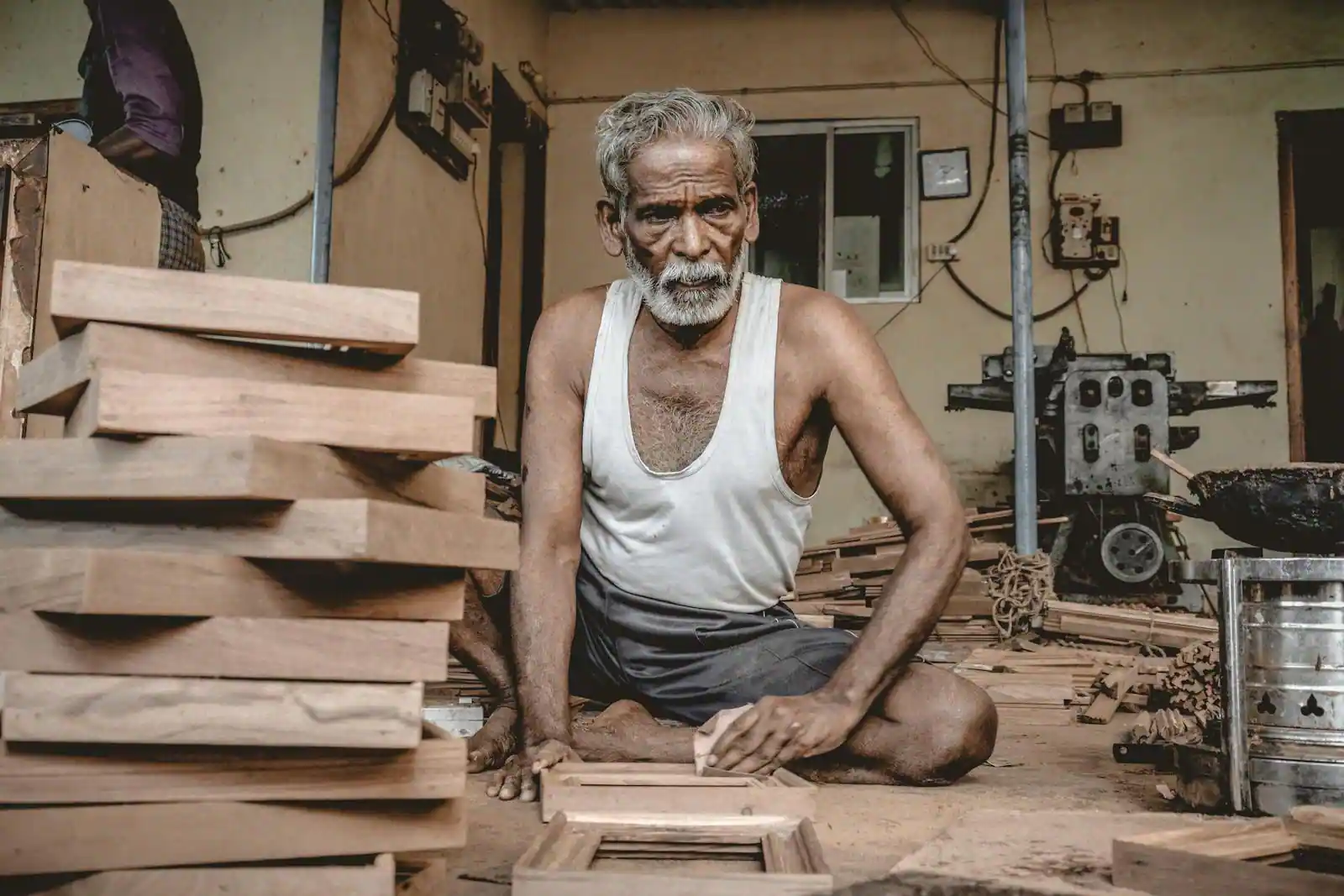 Artisan au travail dans son atelier, illustrant la mise en valeur d'un savoir-faire métier