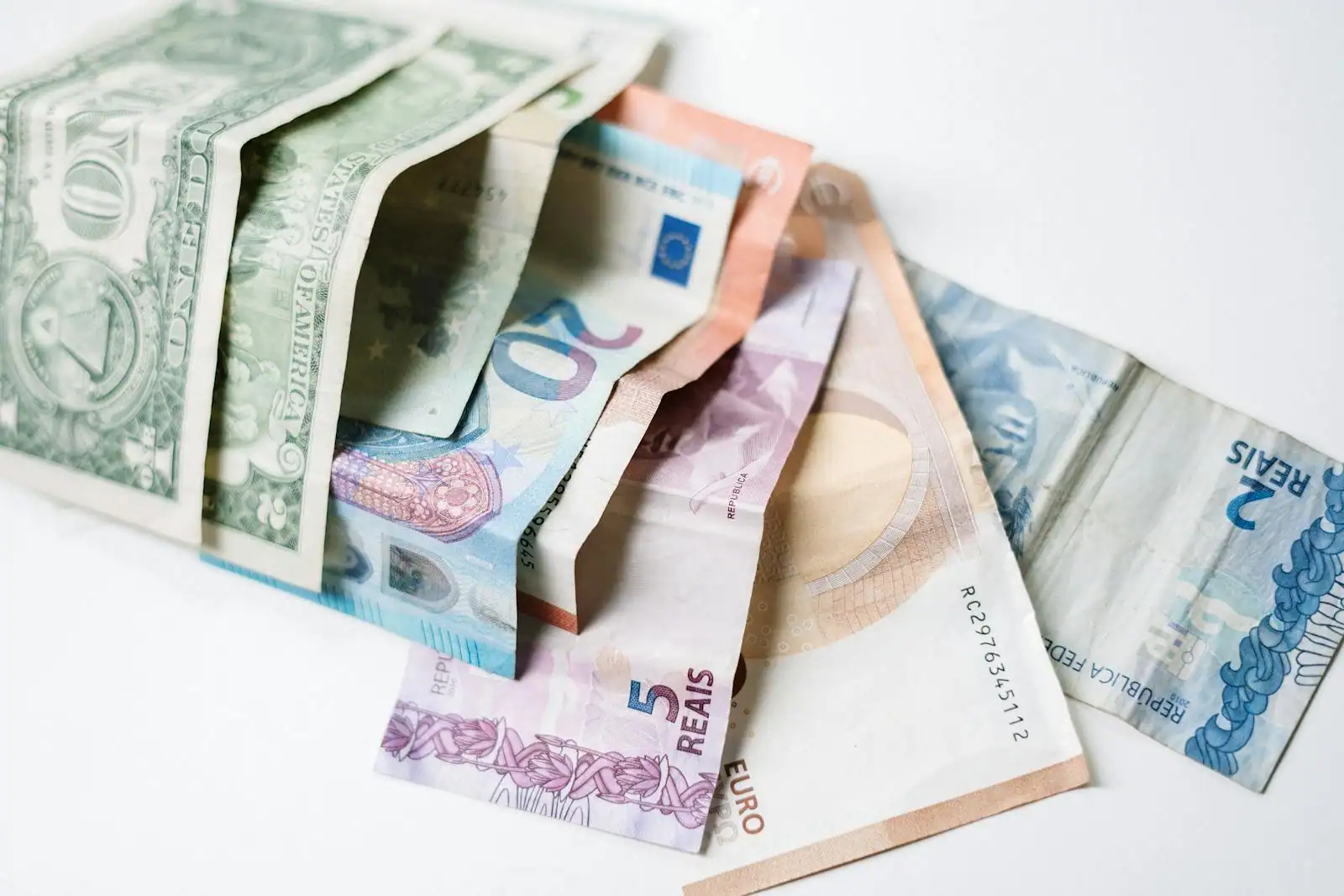 Billets de dollars américains et euros côte à côte sur un bureau de travail