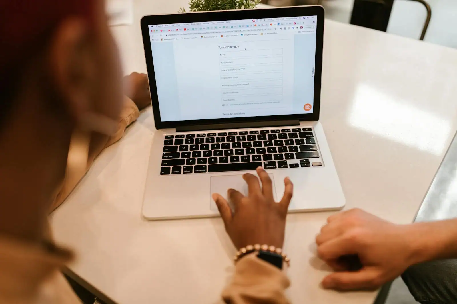 Personne devant un écran d'ordinateur en train de remplir un formulaire de création de compte web