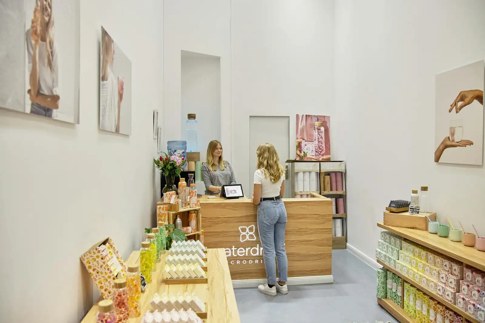Conseillère commerciale échangeant avec un client satisfait dans un commerce moderne et lumineux