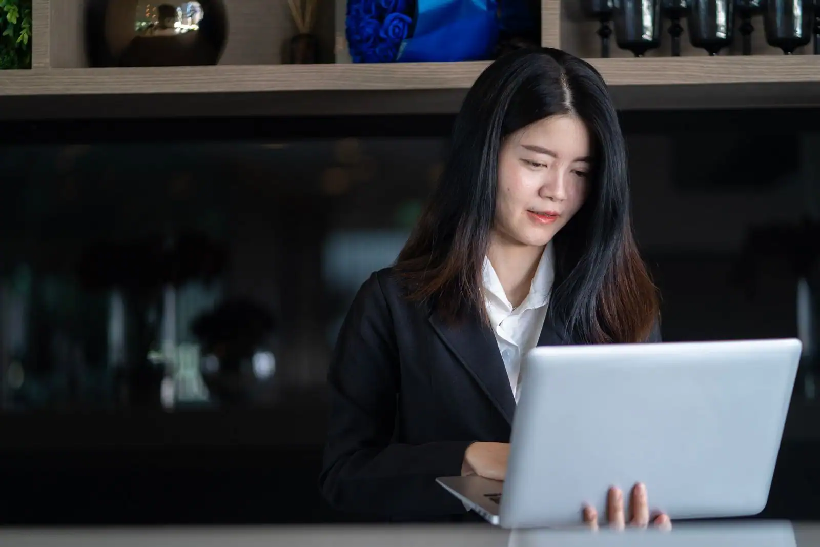 Travailleur indépendant concentré sur son ordinateur portable dans un espace de travail lumineux