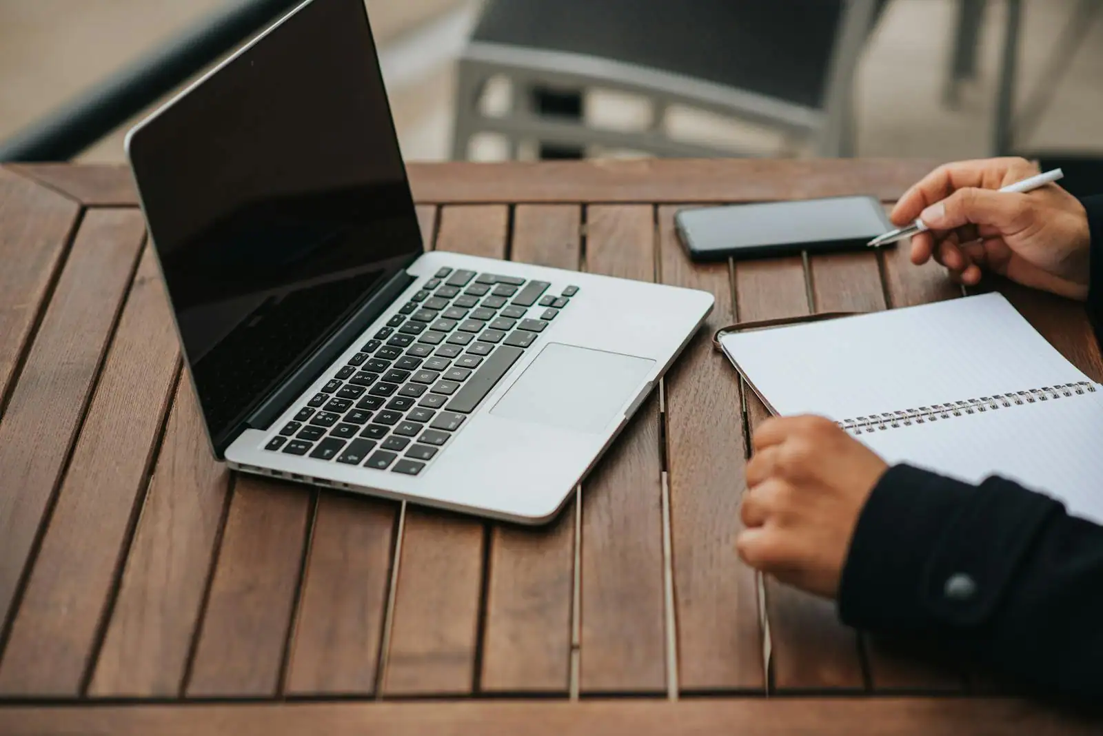 Bureau d'un freelancer indépendant avec ordinateur portable et carnet de notes