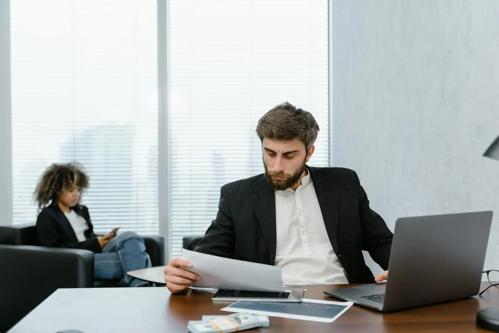 Dirigeant analysant des tableaux de bord et indicateurs de gestion sur un ordinateur portable au bureau