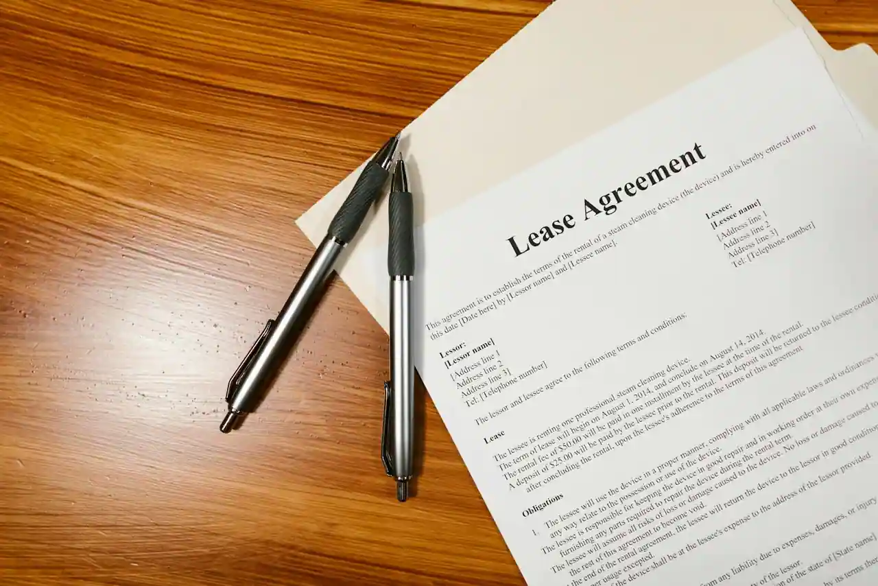 Trousseau de clés posé sur un contrat de location et des documents immobiliers