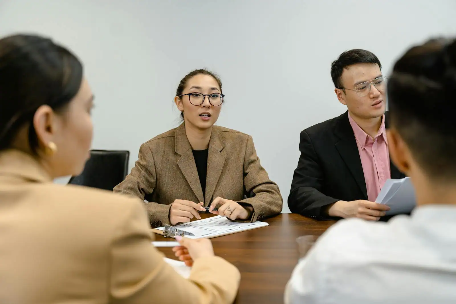 Équipe en réunion de travail autour d'une table dans un bureau d'entreprise