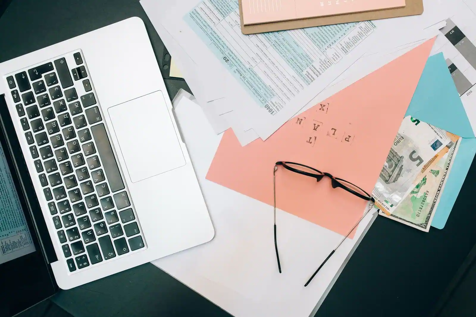 Bureau de travail avec une lettre tapée, un stylo et un ordinateur portable, lumière naturelle