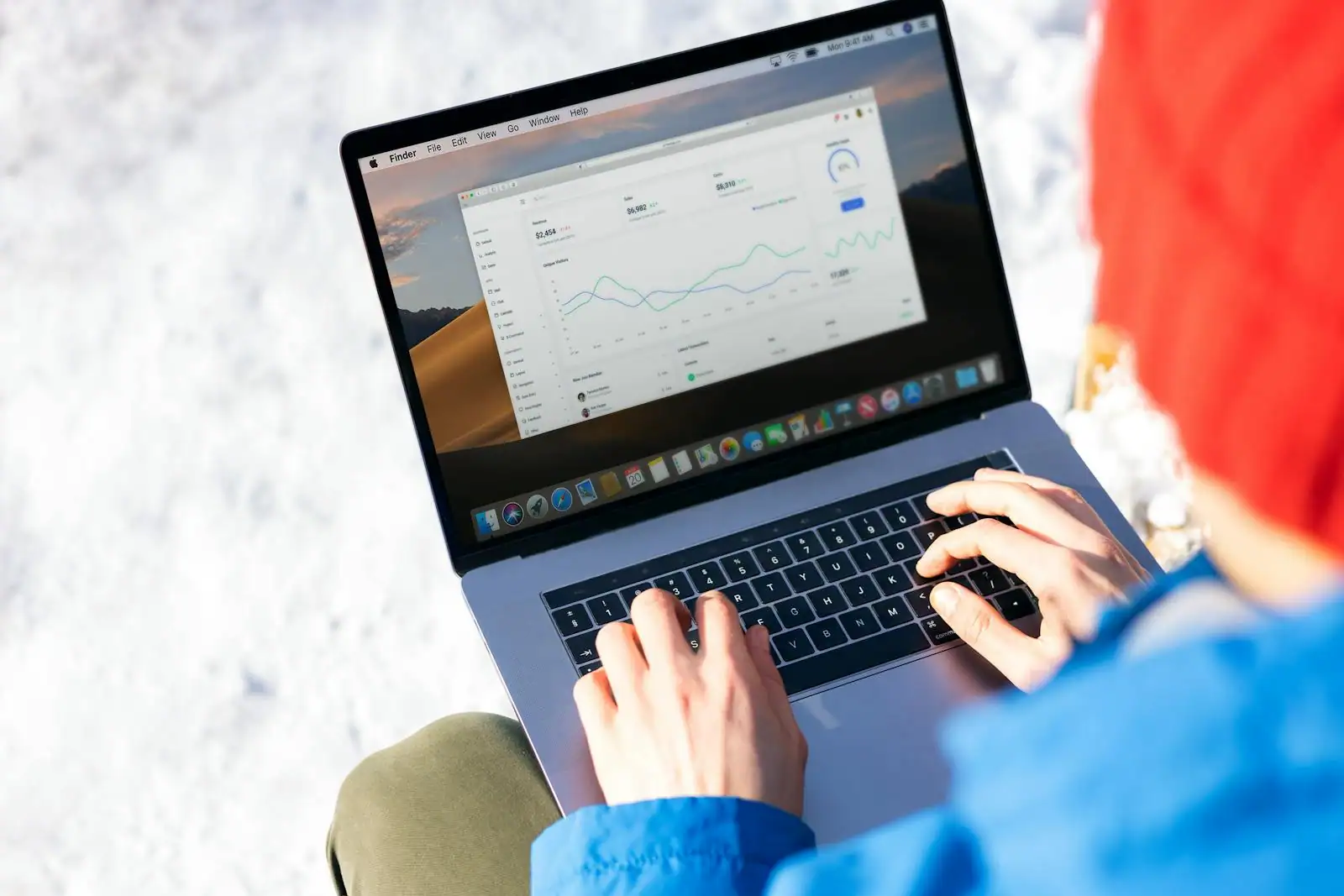 Personne suivant une formation en marketing digital sur un ordinateur portable affichant des données d'analyse