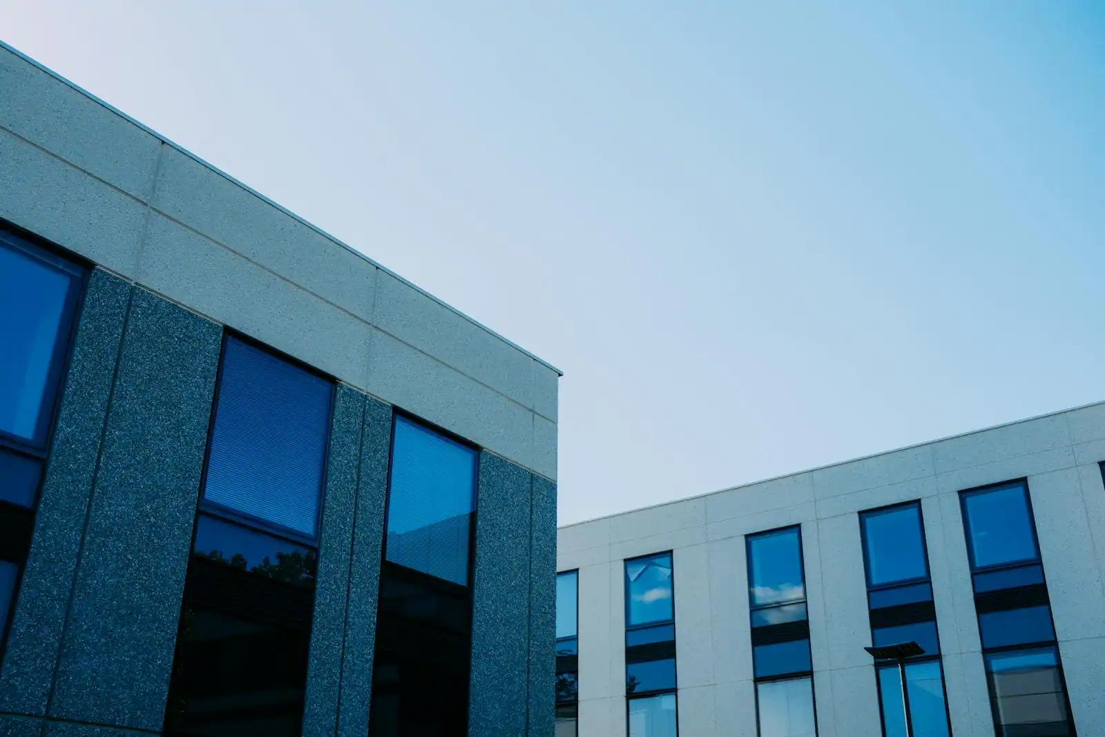 Immeubles de bureaux modernes du quartier d'affaires de Boulogne-Billancourt le long de la Seine