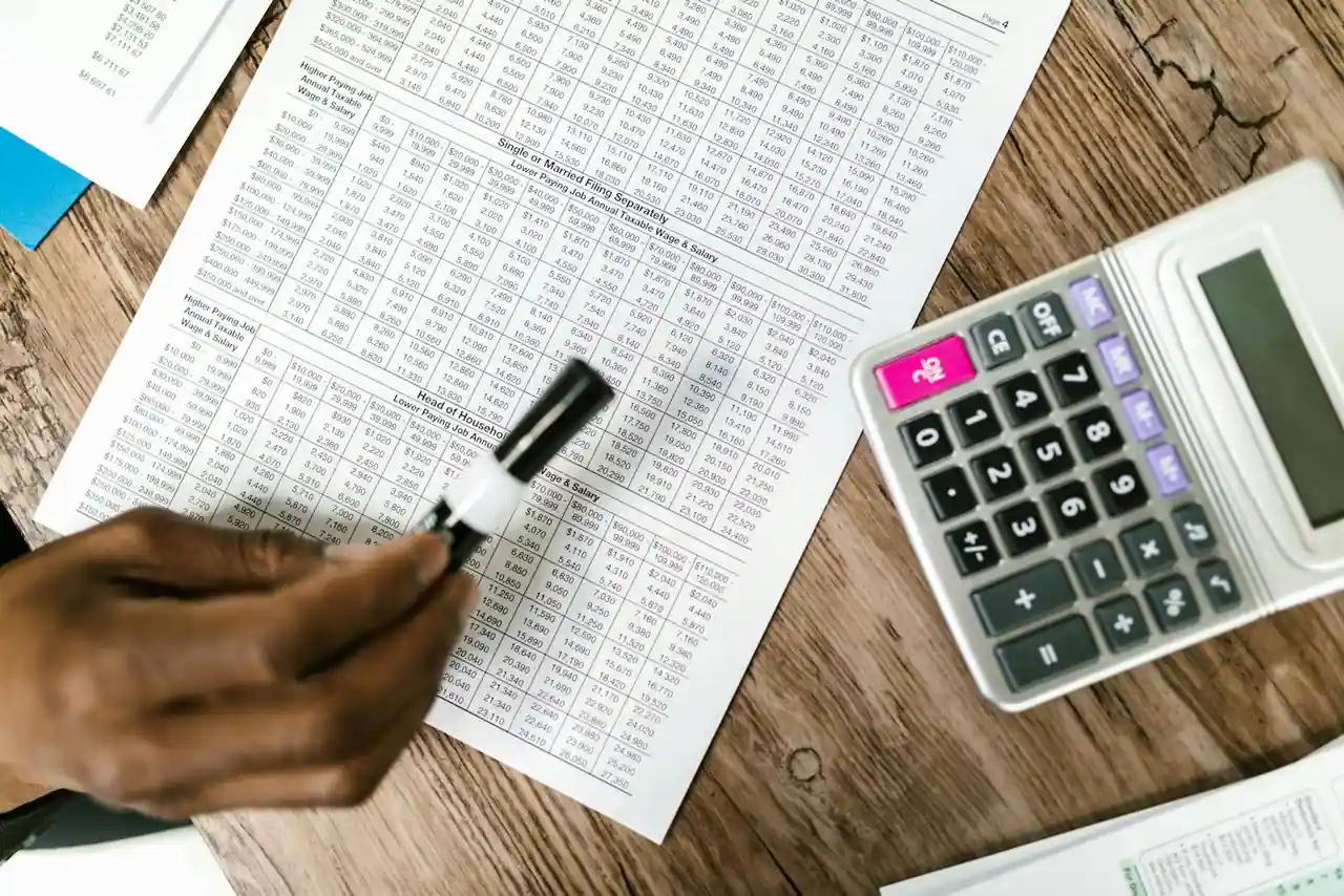 Bureau d'un particulier avec avis d'imposition, calculatrice et formulaires fiscaux