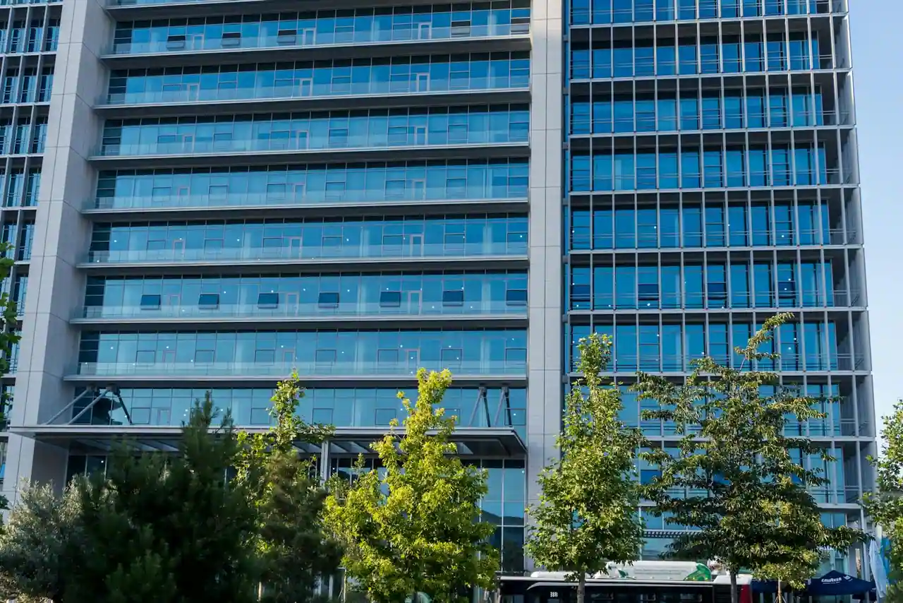Immeuble de bureaux moderne en ville, illustrant l'immobilier d'entreprise détenu par une SCPI