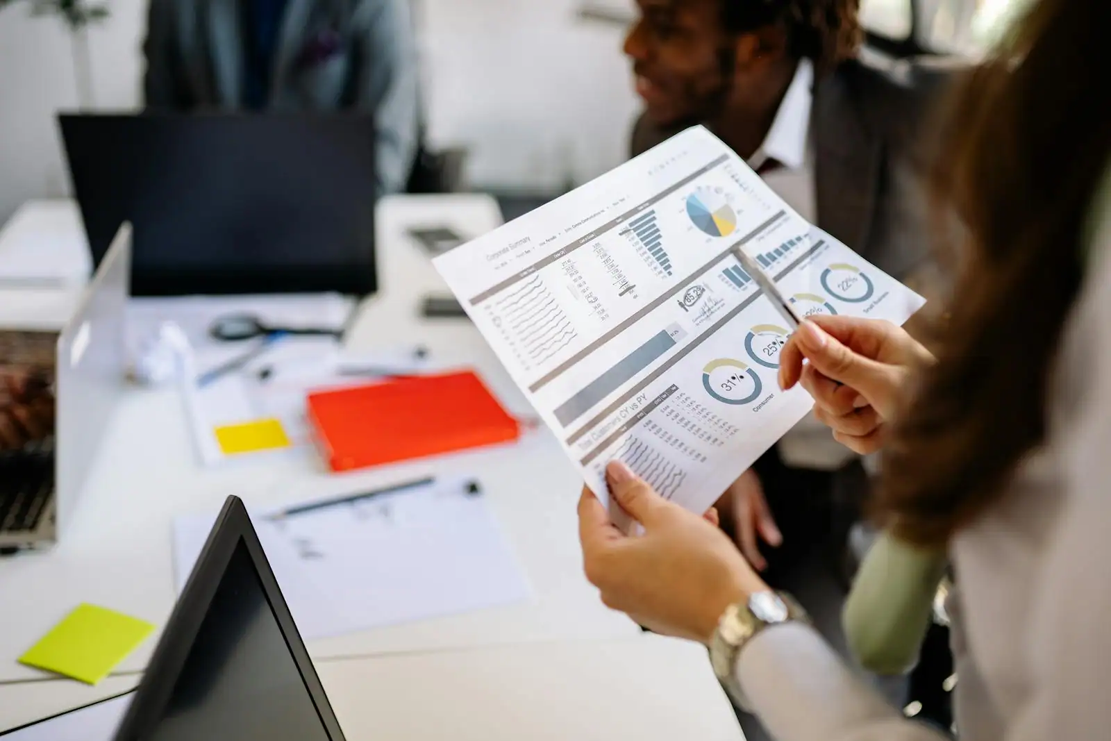 Équipe travaillant sur un plan de communication avec notes, diagrammes et tableau de bord