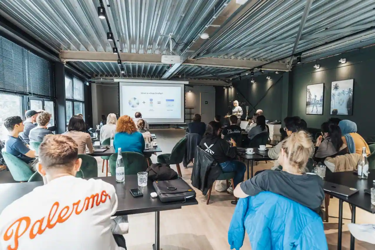 Formateur animant une session de formation à la vente devant un groupe de commerciaux