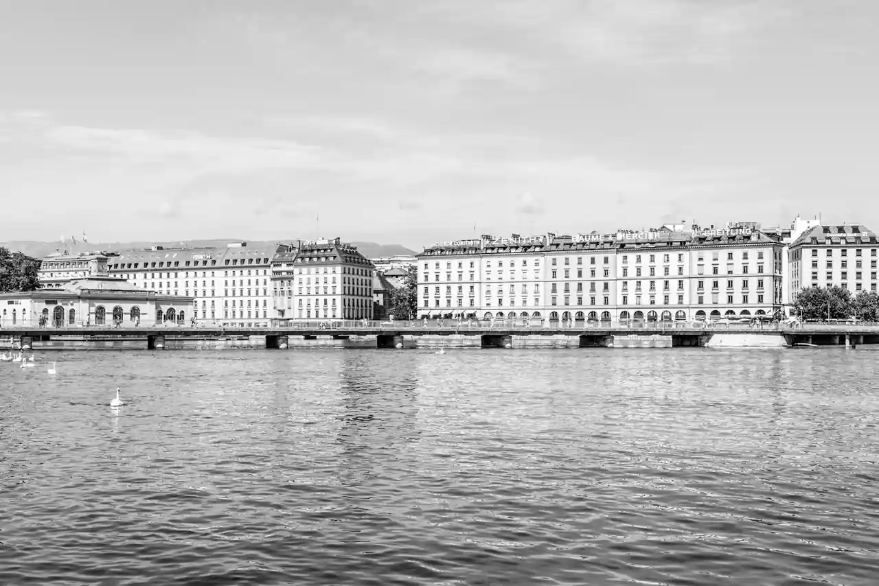 Quartier d'affaires suisse avec immeubles de bureaux modernes au bord d'un lac