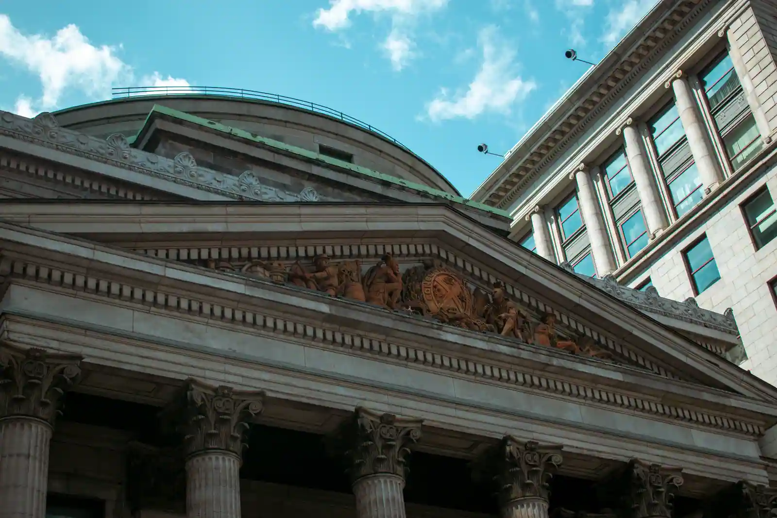 Façade à colonnes et fronton d'un bâtiment néoclassique, évoquant l'univers de la bourse