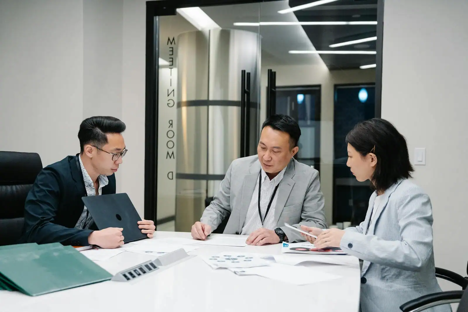 Personnes réunies autour d'une table de travail discutant d'un projet d'entreprise