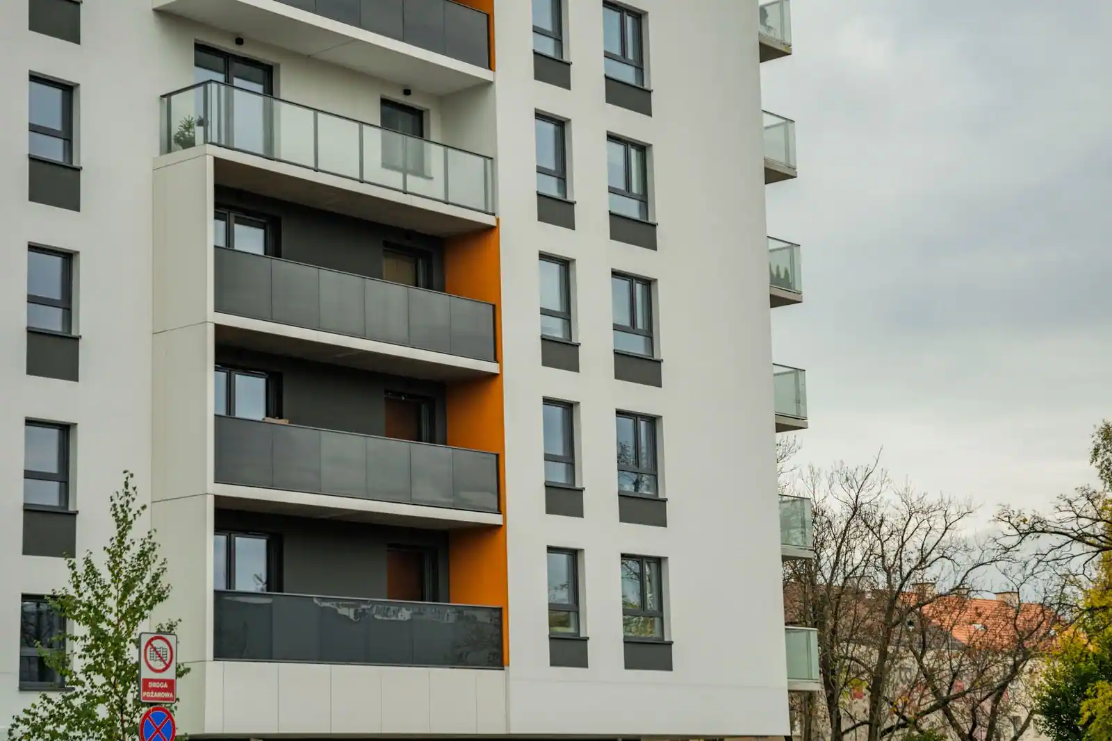 Façade d'un immeuble résidentiel moderne avec balcons
