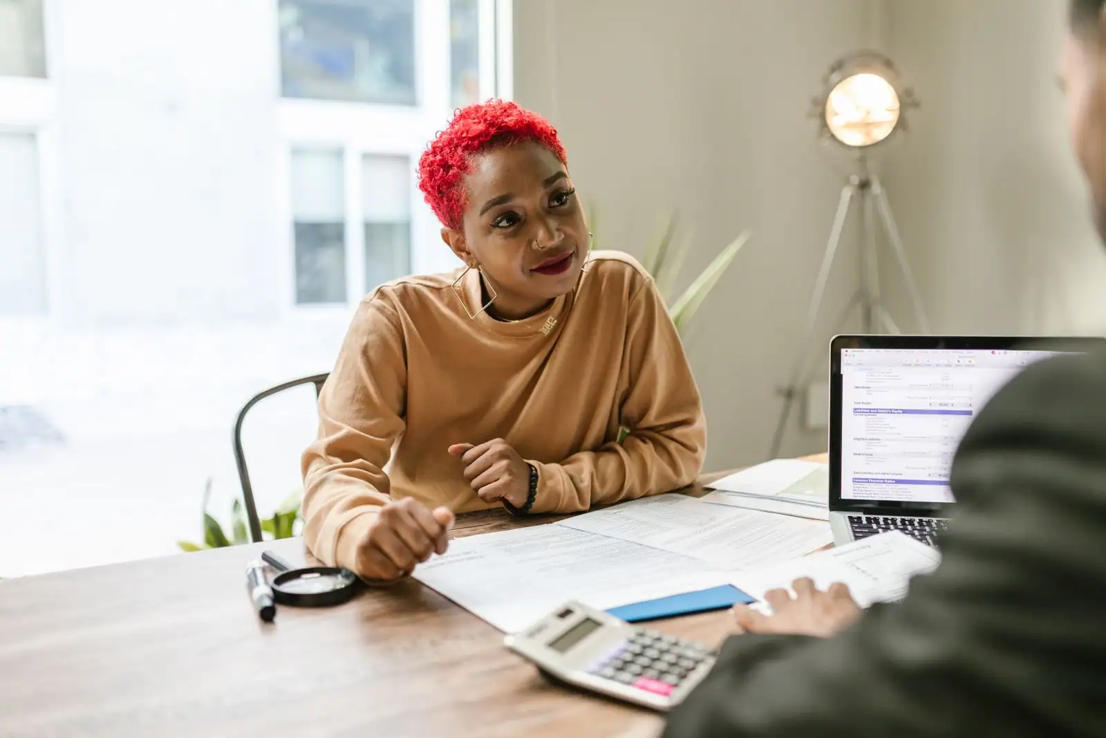 Commercial et client en entretien de vente autour d'une table