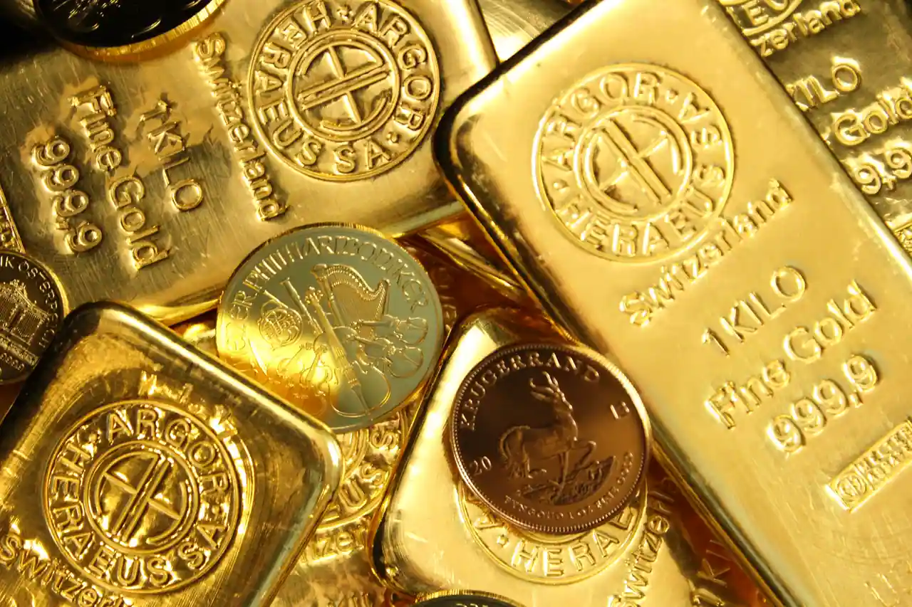 Lingots et pièces d'or empilés symbolisant l'investissement dans le métal précieux