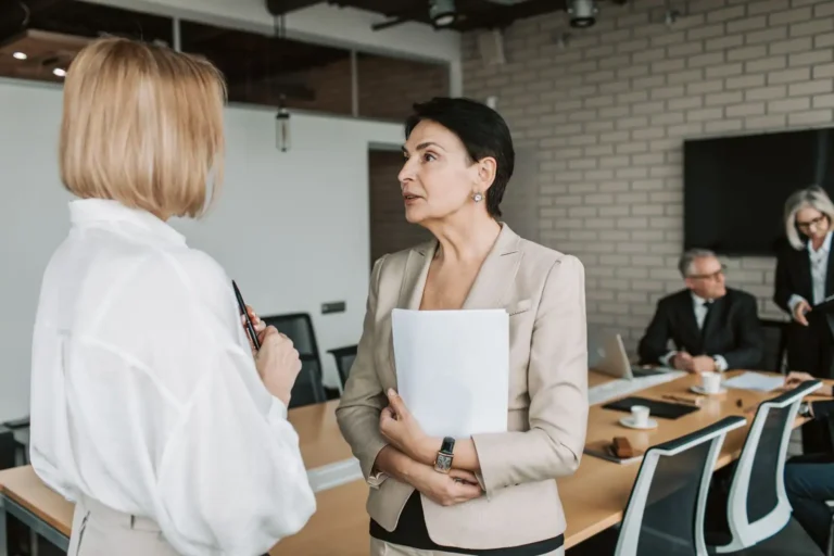 Communiquer en anglais au travail : clarté, registre et pièges à éviter