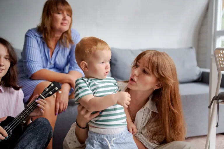 Communication gestuelle associée à la parole : comprendre et l&rsquo;utiliser