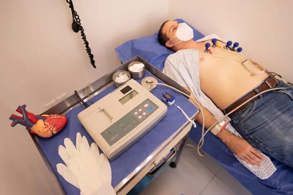 Examen du cœur par électrocardiogramme, électrodes posées sur la poitrine d'un patient