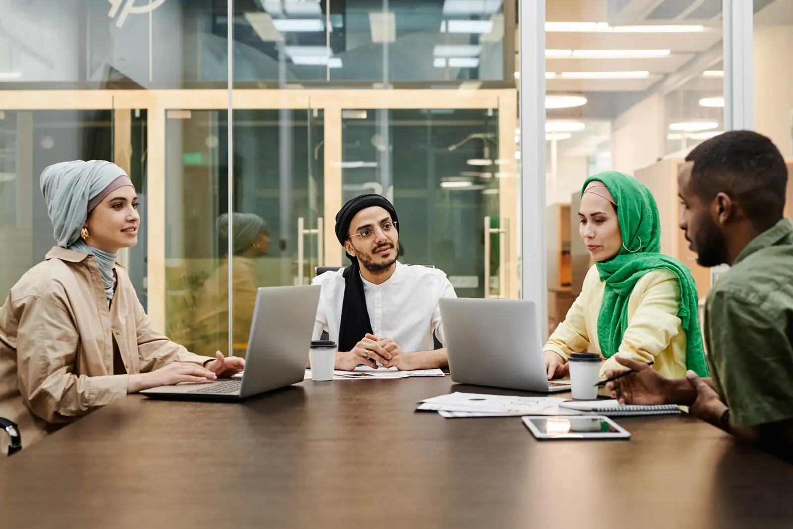 Collègues de cultures différentes en réunion de travail autour d'une table