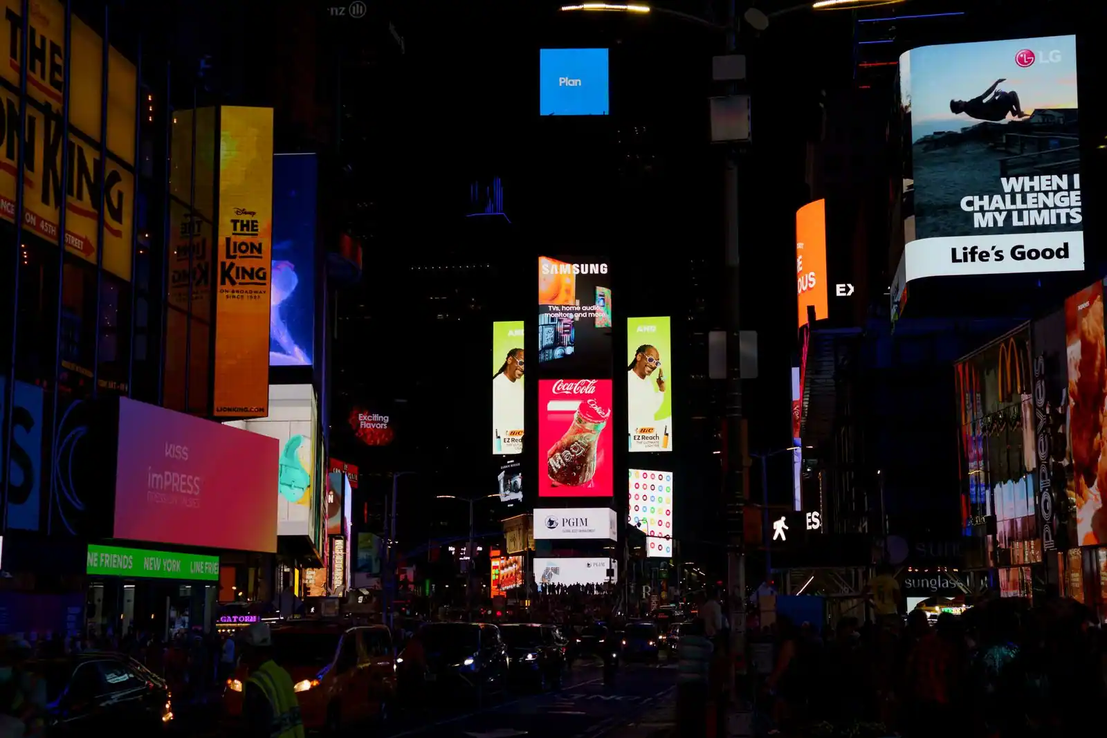 Affiches publicitaires et écrans médias dans un espace urbain