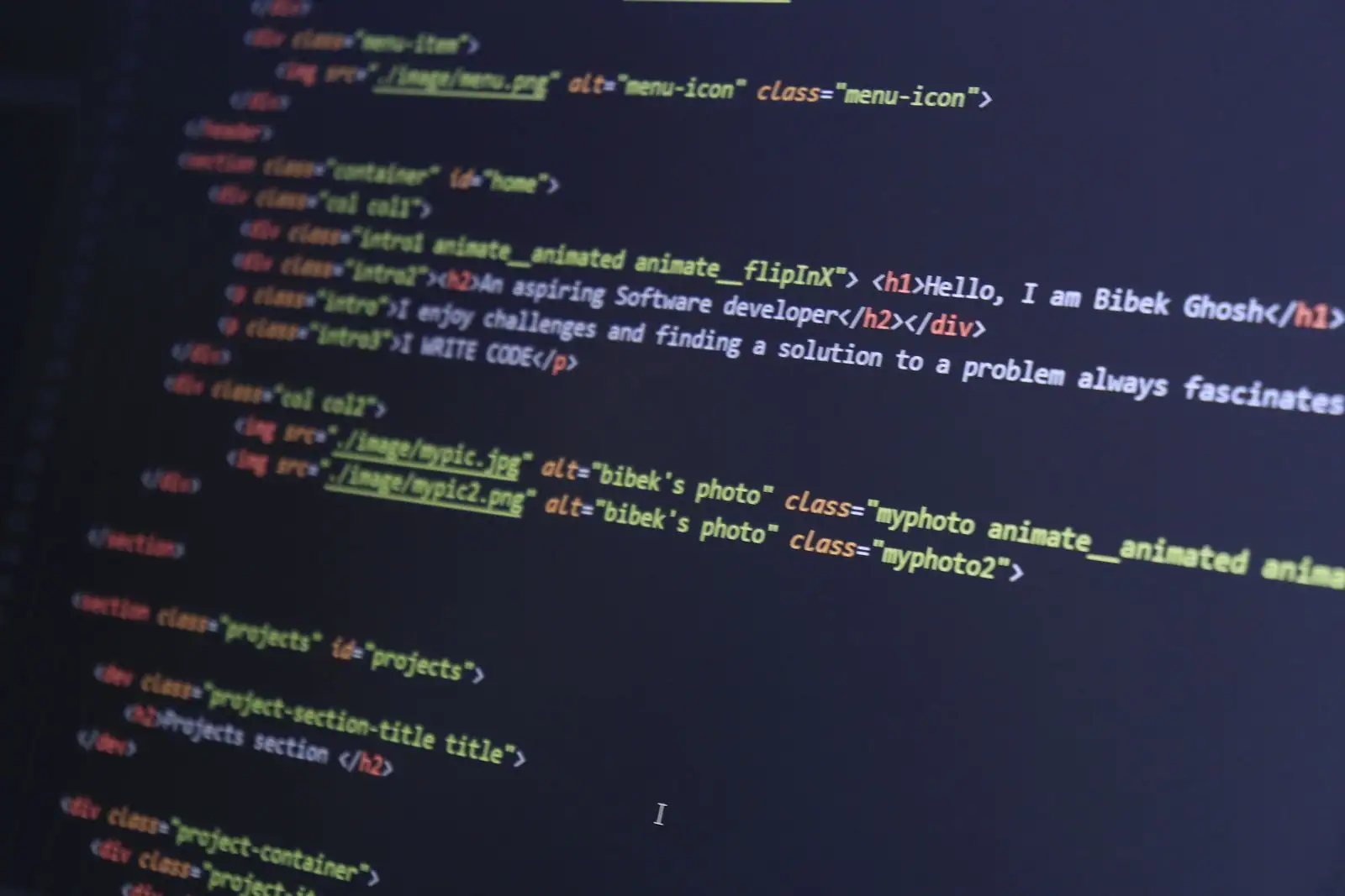 Écran d'ordinateur affichant du code source, illustrant le métier de développeur informatique.
