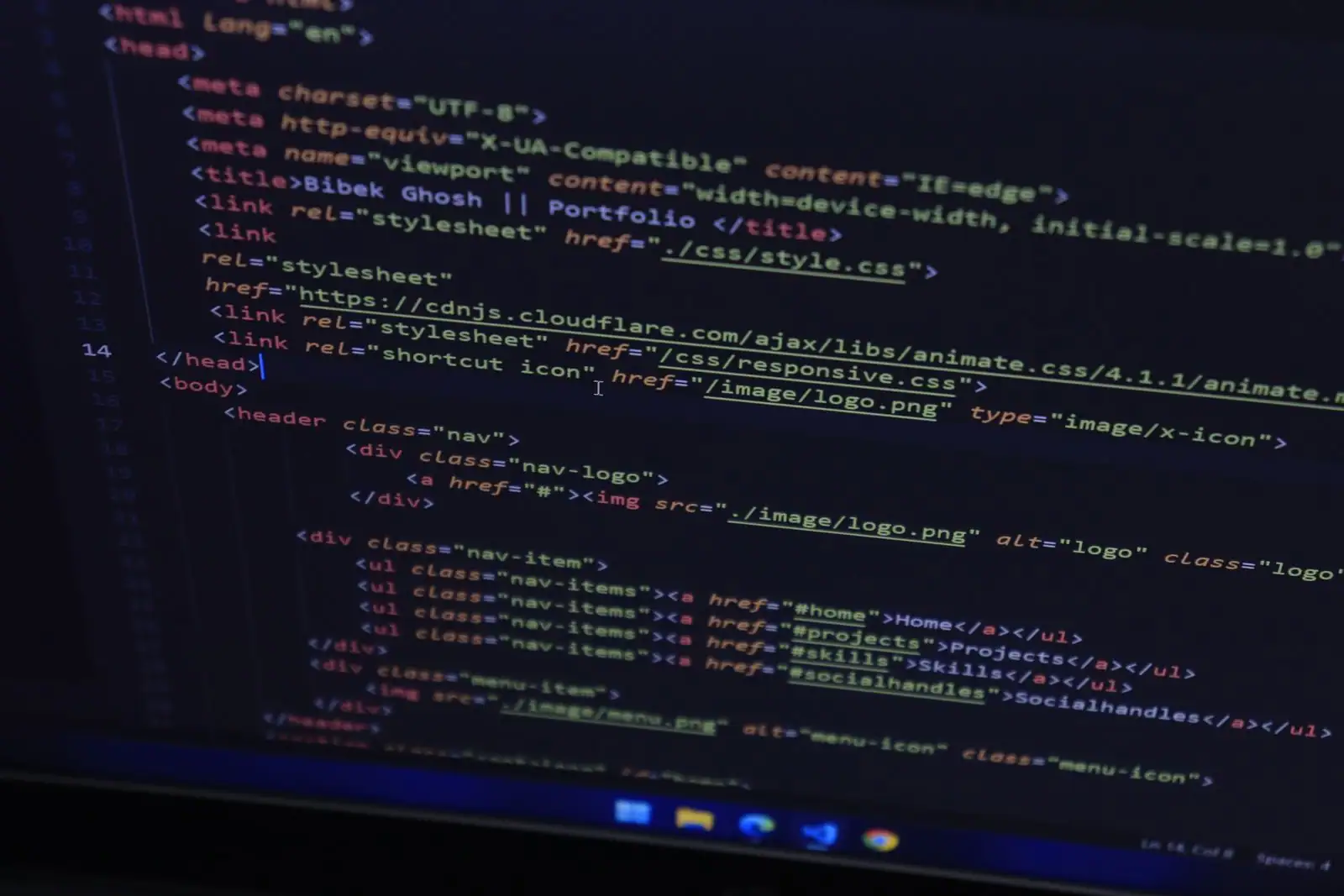 Code HTML d'un site web en cours de développement, affiché sur un écran d'ordinateur