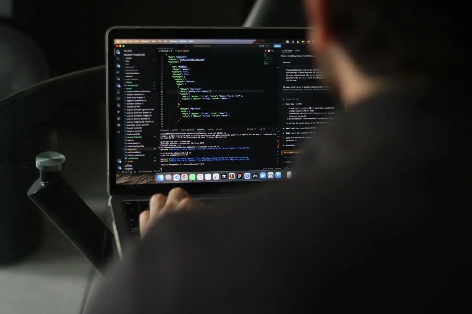 Développeur indépendant travaillant sur un ordinateur portable pour créer un site web, à son poste de travail.