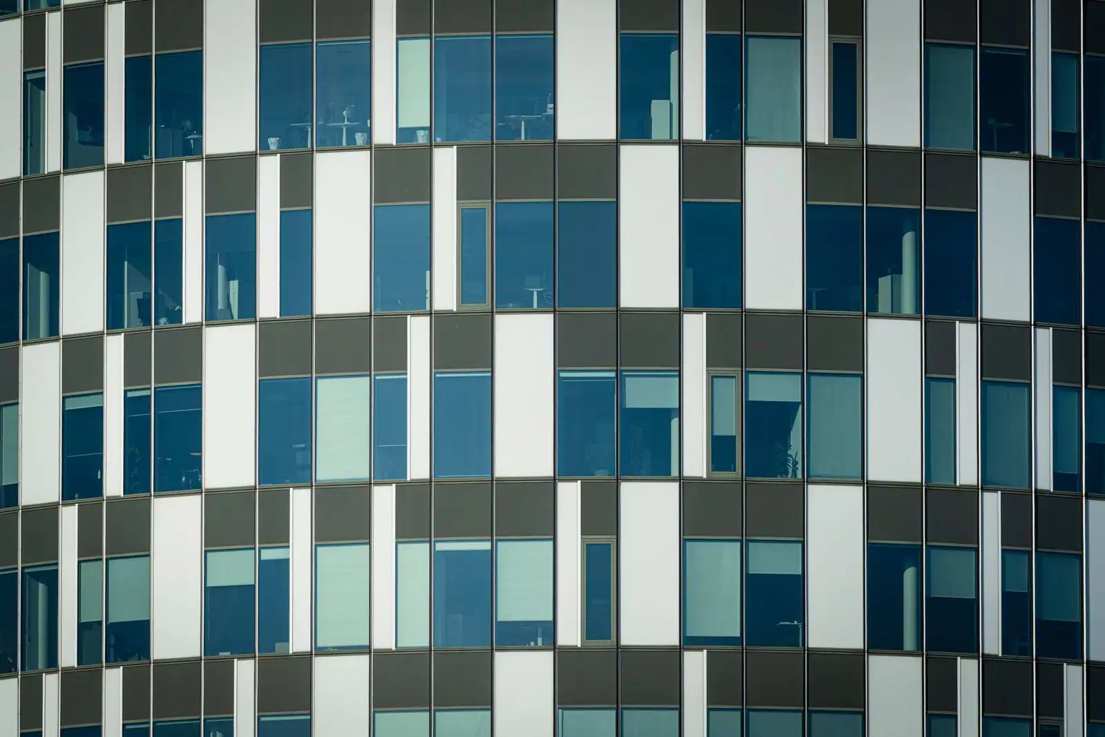 Façade vitrée d'un immeuble de bureaux moderne, exemple de bâtiment tertiaire