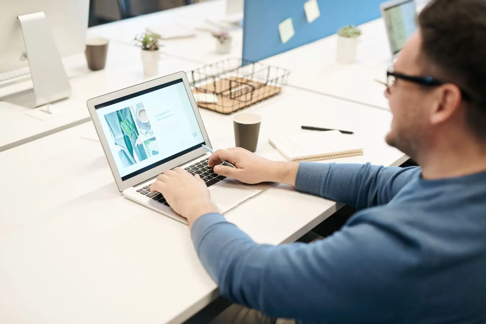 Personne travaillant sur un ordinateur portable dans un bureau