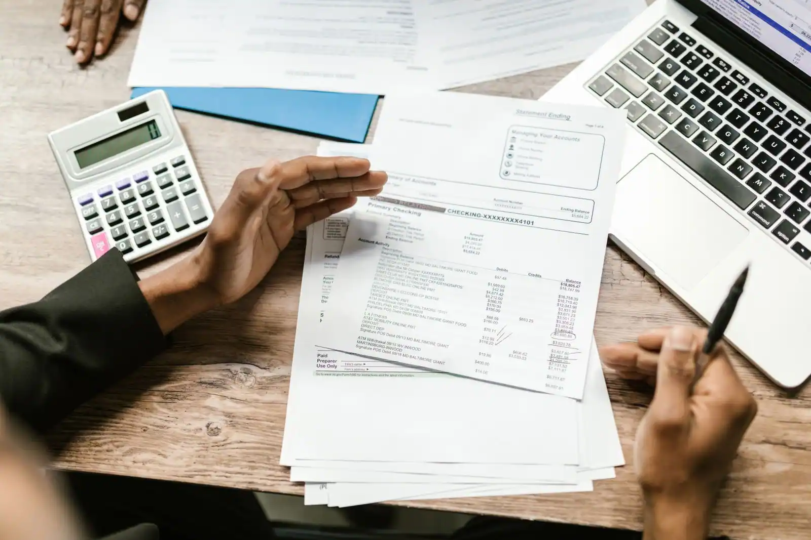 Dirigeant contactant le service des impôts des entreprises depuis un bureau