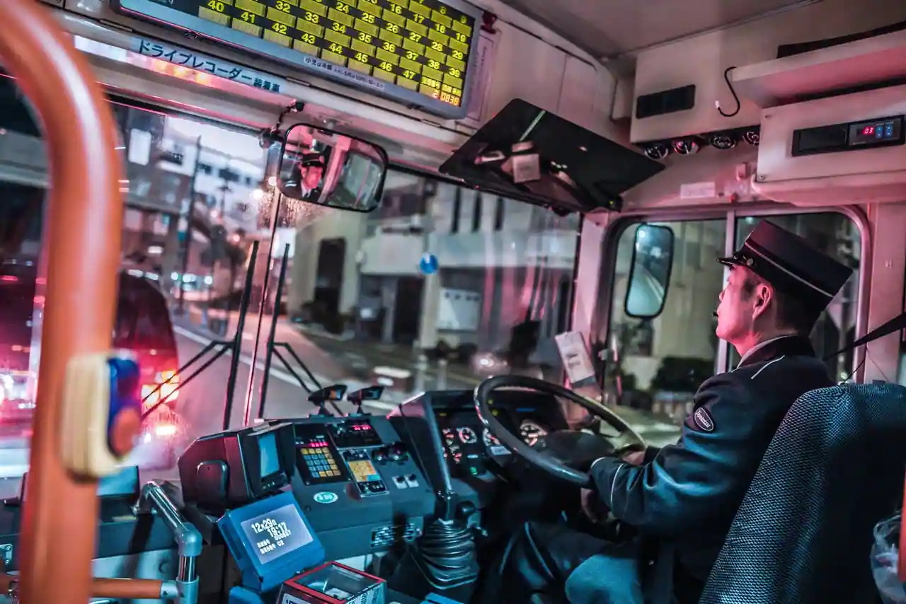Conducteur de bus urbain au volant, à son poste de conduite