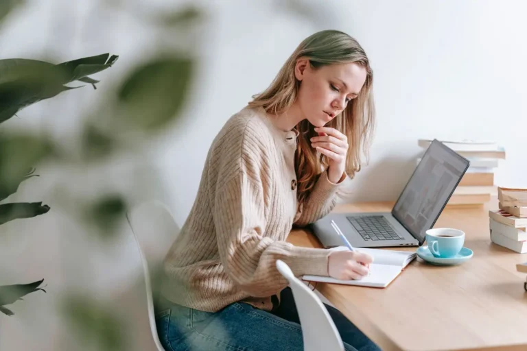 Rédacteur freelance : le métier, le statut, les tarifs et les premiers clients