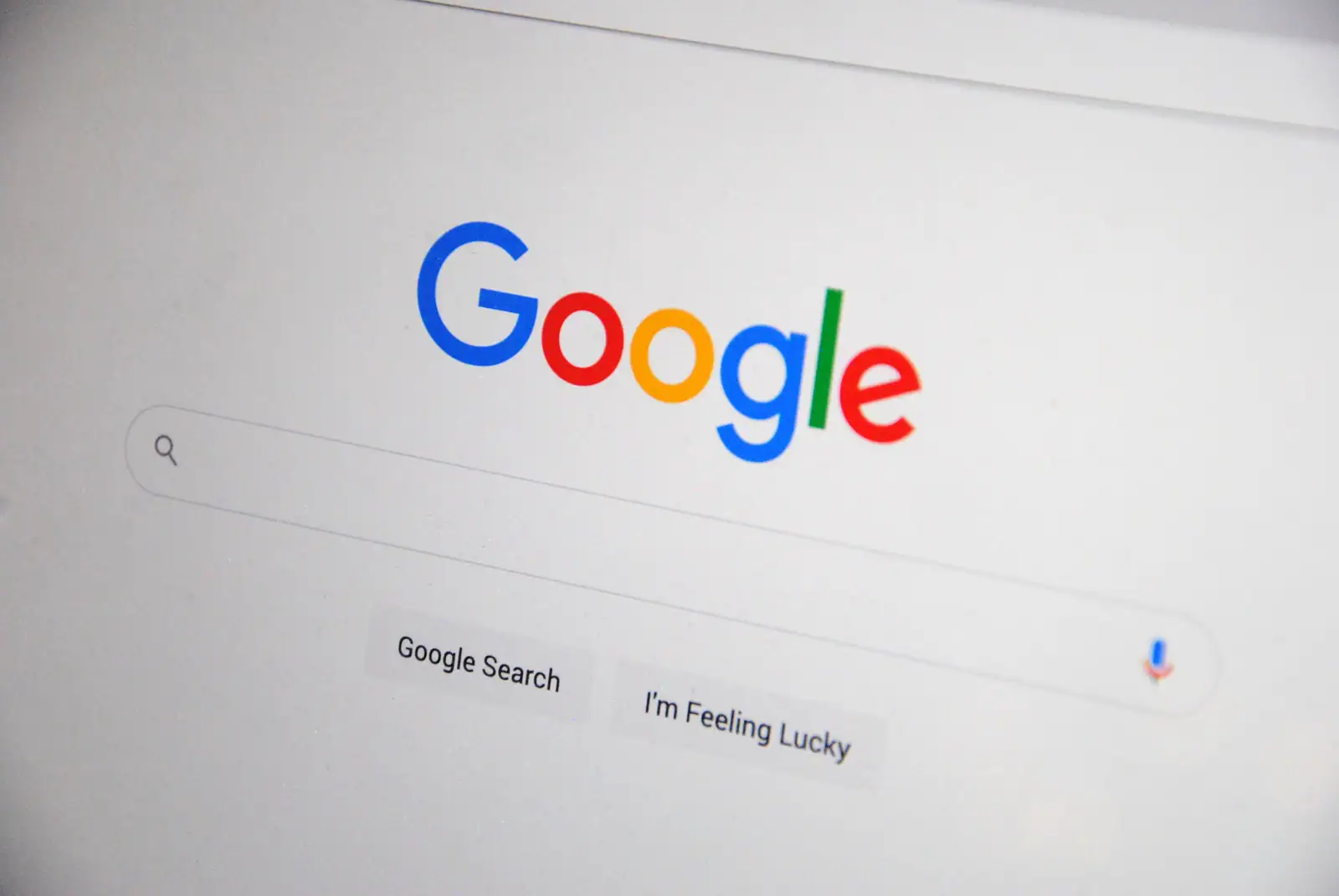 Page d'accueil du moteur de recherche Google sur un écran, barre de recherche encore vide.