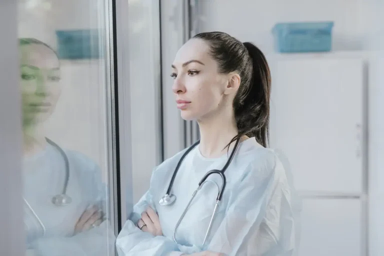 Reconversion sage-femme : les voies réelles selon votre statut